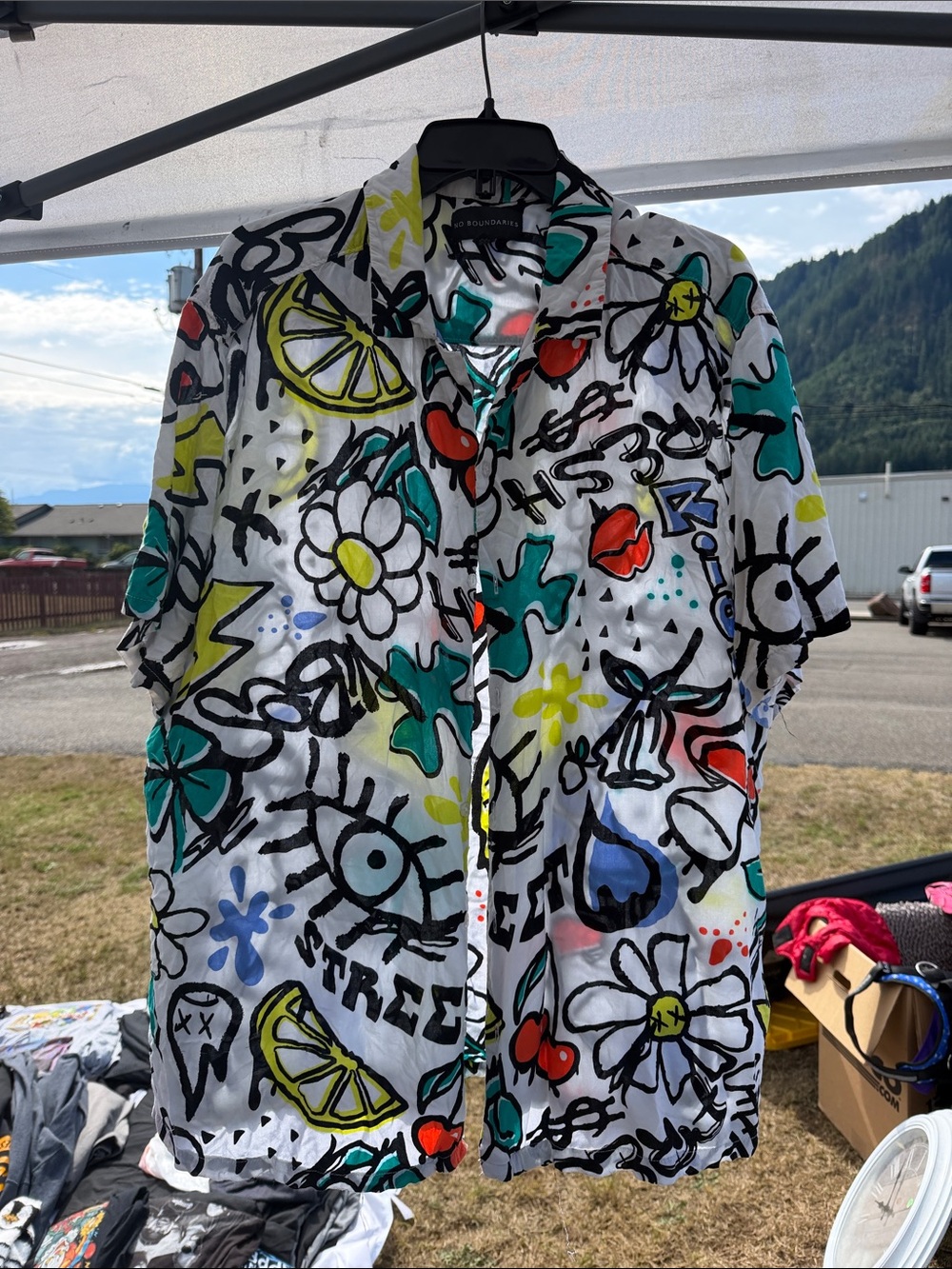 No Boundaries White Short-Sleeve Button-Up Shirt with Multicolor Graffiti Print